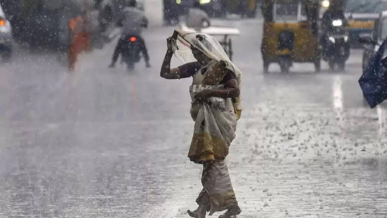 दिल्ली-एनसीआर में बारिश का कहर: जलभराव और उड़ानों में देरी