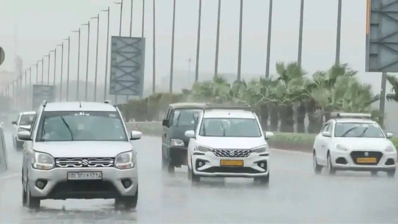 दिल्ली-एनसीआर में मौसम में अचानक बदलाव, धूल भरी आंधी और बारिश