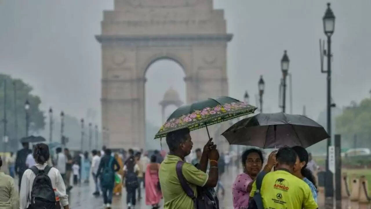 दिल्ली में मौसम का हाल: बारिश और ठंडी हवाओं का स्वागत