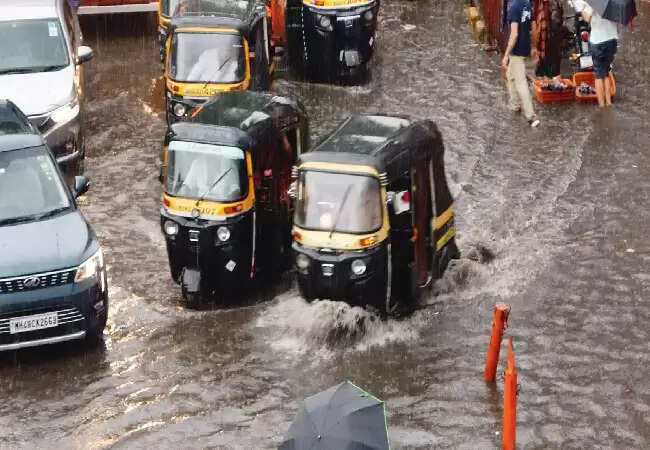 भारत में मौसम का हाल: दिल्ली में उमस और मुंबई में भारी बारिश