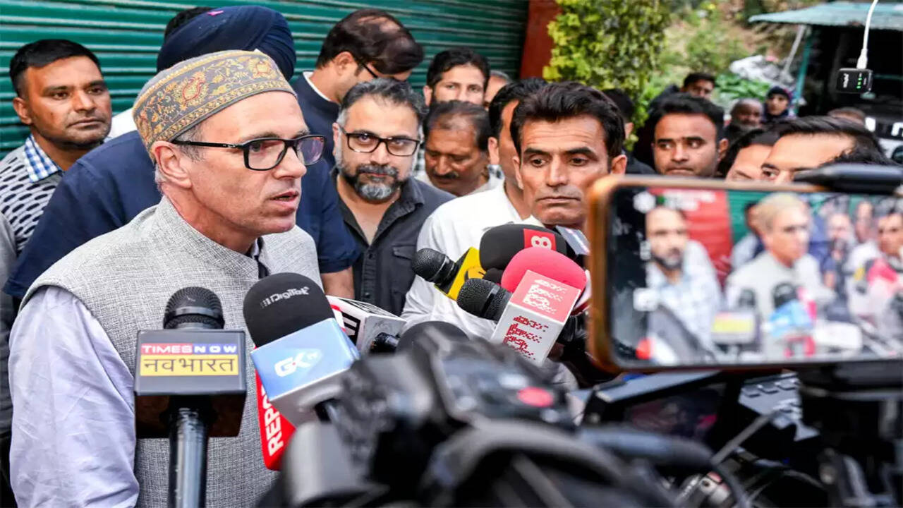 राजनीतिक अस्थिरता: क्या धन और भय से विधायकों का पाला बदलना लोकतंत्र के लिए खतरा है?