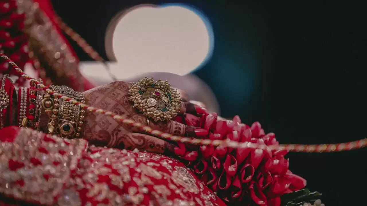 रामपुर में ससुर ने बहू को भगा कर की शादी, रिश्तों की सीमाएं हुईं तार-तार