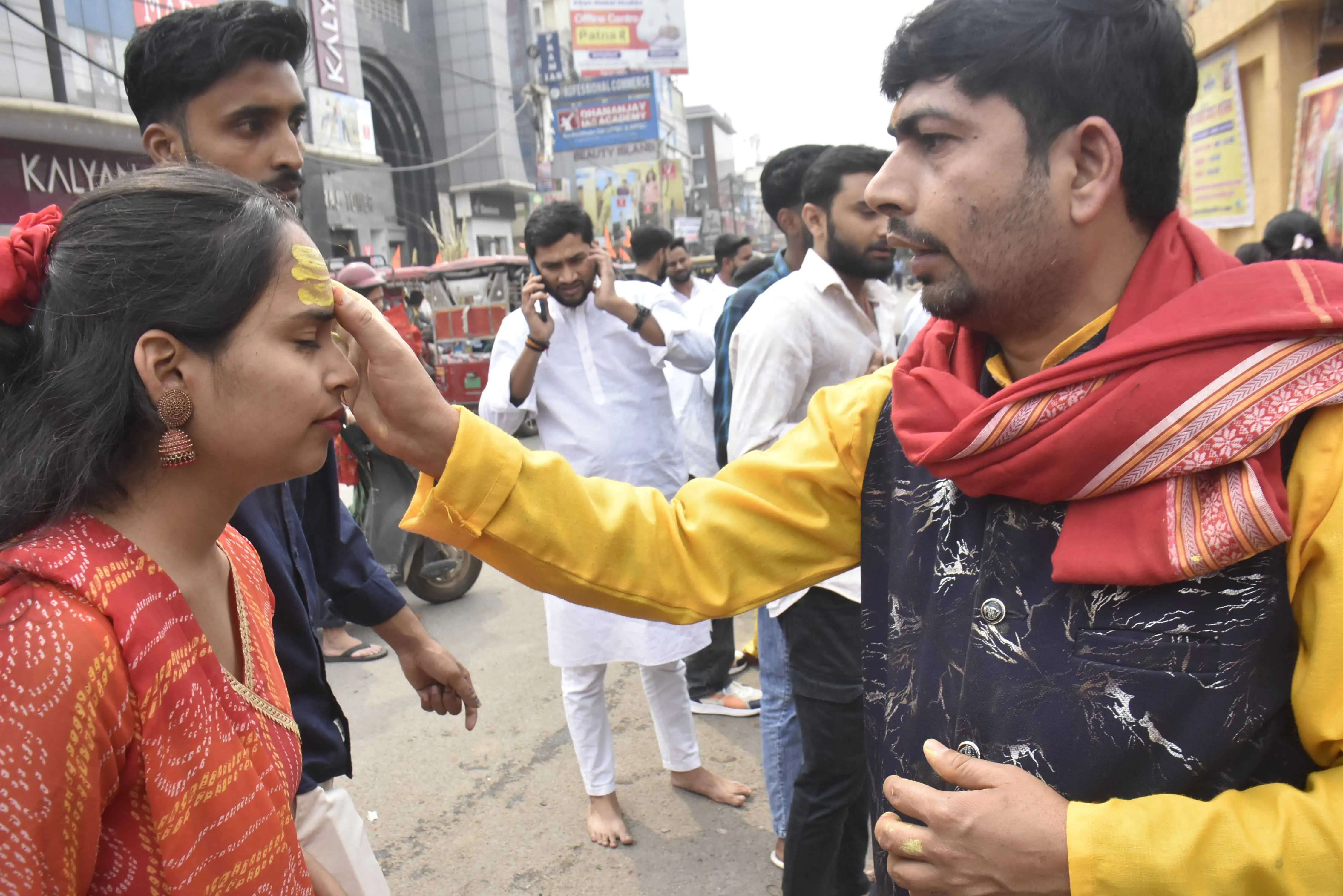 महाशिवरात्रि के मौका पर शिव मंदिर में पूजा अर्चना करते श्रद्धालु