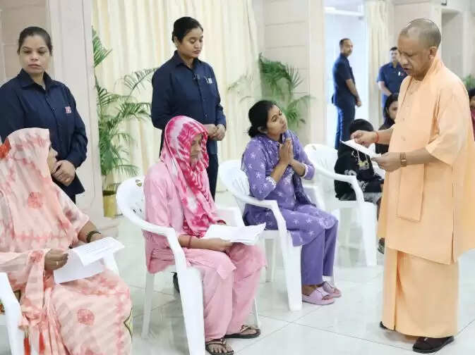 मुख्यमंत्री योगी आदित्यनाथ ने जनता दर्शन में समस्याओं का समाधान करने का दिया निर्देश