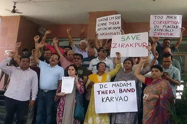 जीरकपुर में नागरिकों का सड़क की स्थिति के खिलाफ प्रदर्शन