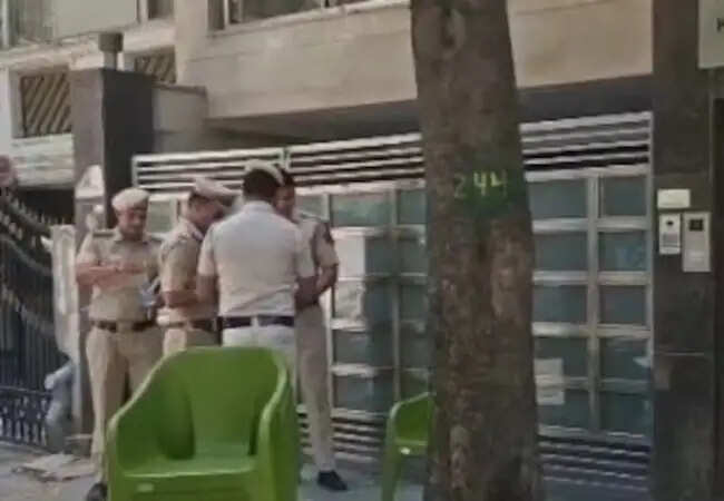 दिल्ली में आईआरएस अधिकारी की बेटी की हत्या, पूर्व घरेलू कर्मचारी पर शक