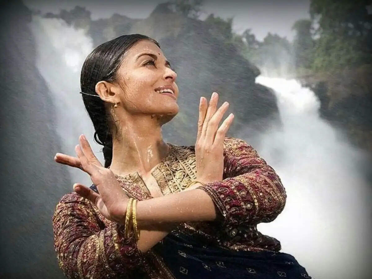 बारिश के मौसम में देखने के लिए बेहतरीन बॉलीवुड रोमांटिक फिल्में
