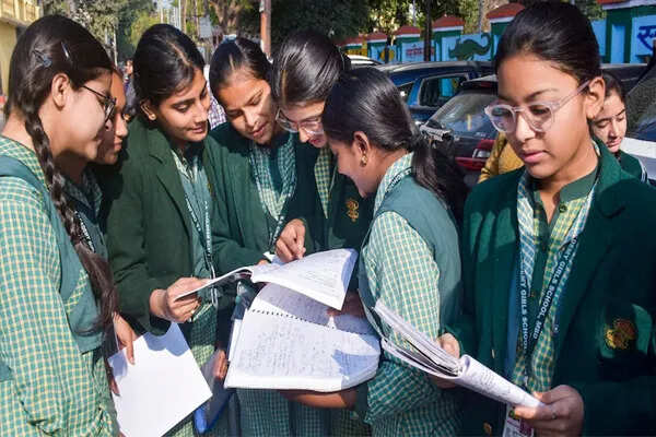 सीबीएसई ने 2026 से 10वीं बोर्ड परीक्षा को साल में दो बार आयोजित करने का निर्णय लिया