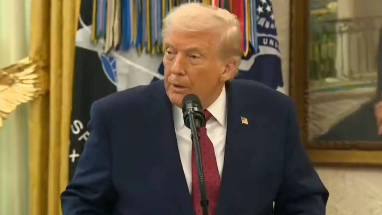 डोनाल्ड ट्रंप ने वेनेजुएला पर यात्रा प्रतिबंध और तेल टैंकरों की नाकाबंदी का आदेश दिया