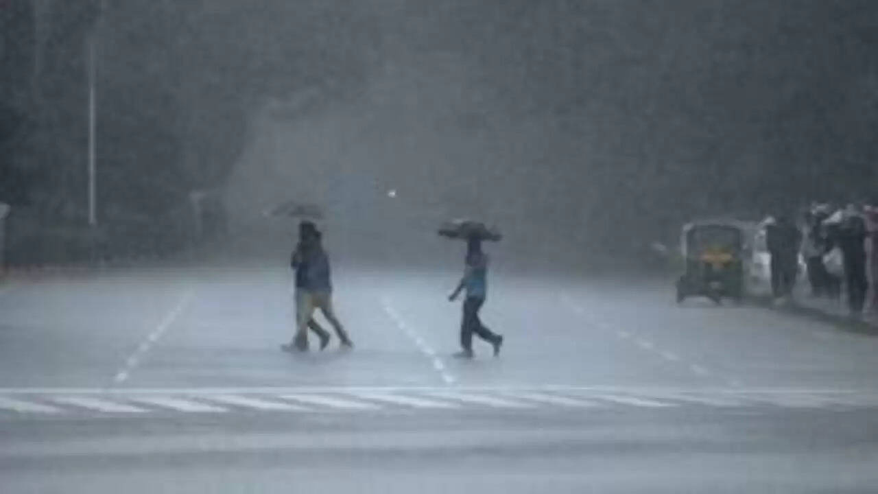मानसून की मार: देशभर में यात्रा स्थगित, बाढ़ से जनजीवन प्रभावित