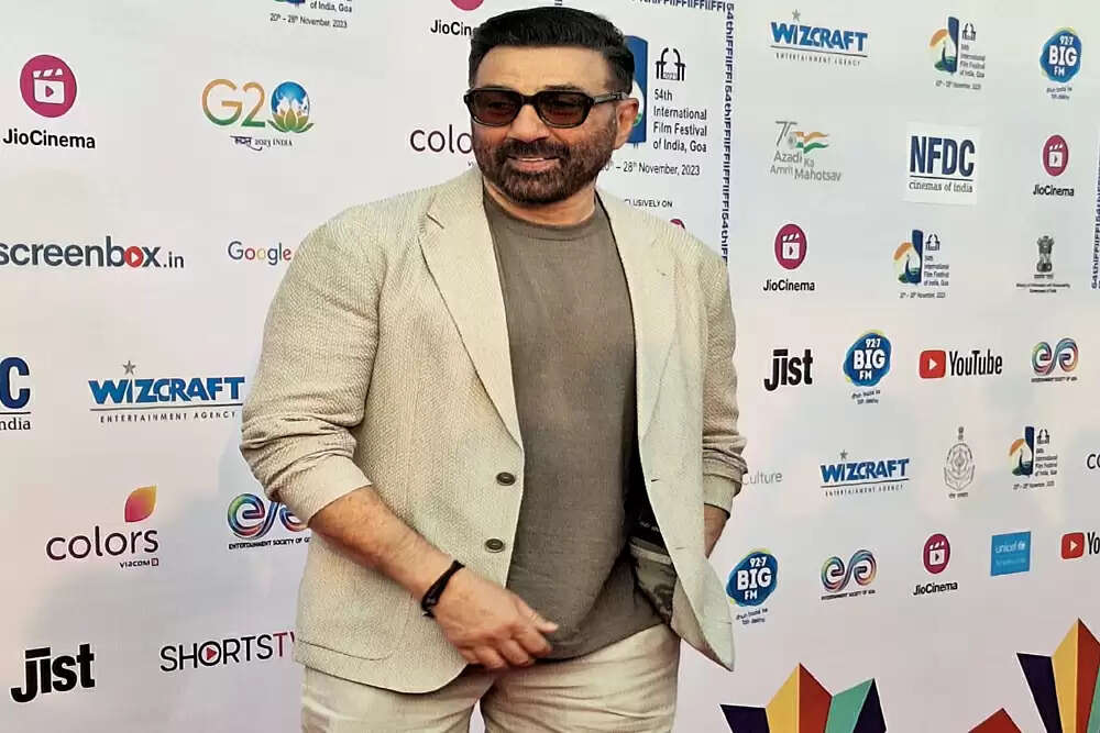 धर्मेंद्र देओल अस्पताल से डिस्चार्ज, झूठी निधन की खबरों पर सनी देओल का गुस्सा