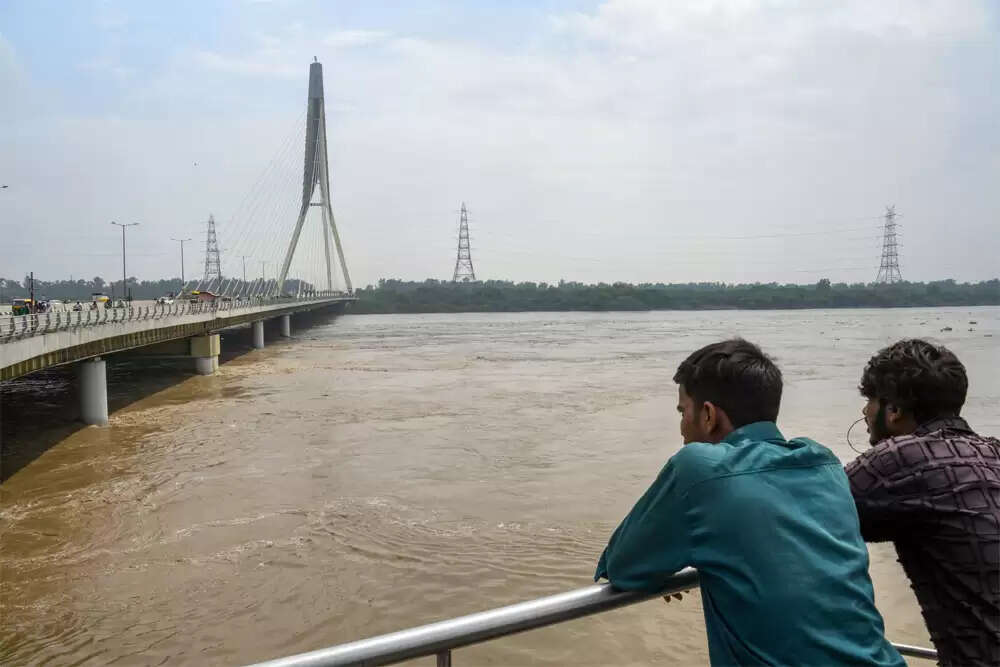 दिल्ली और एनसीआर में भारी बारिश से जनजीवन प्रभावित