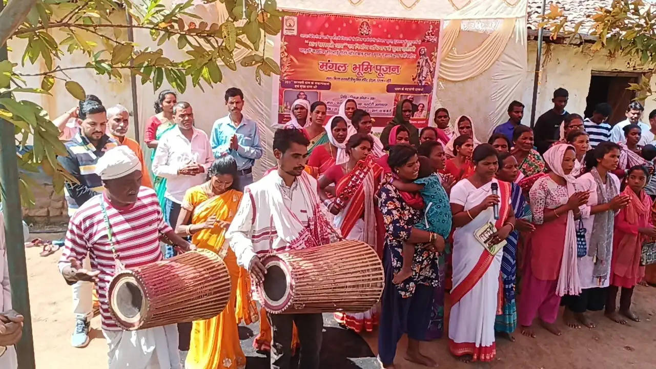 बिरसा सरस्वती शिशु विद्या मंदिर में छात्रावास निर्माण कें लिए भूमि पूजन