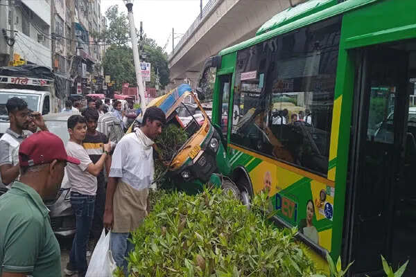 दिल्ली में तेज रफ्तार बस के हादसे में एक की मौत, आठ वाहन क्षतिग्रस्त