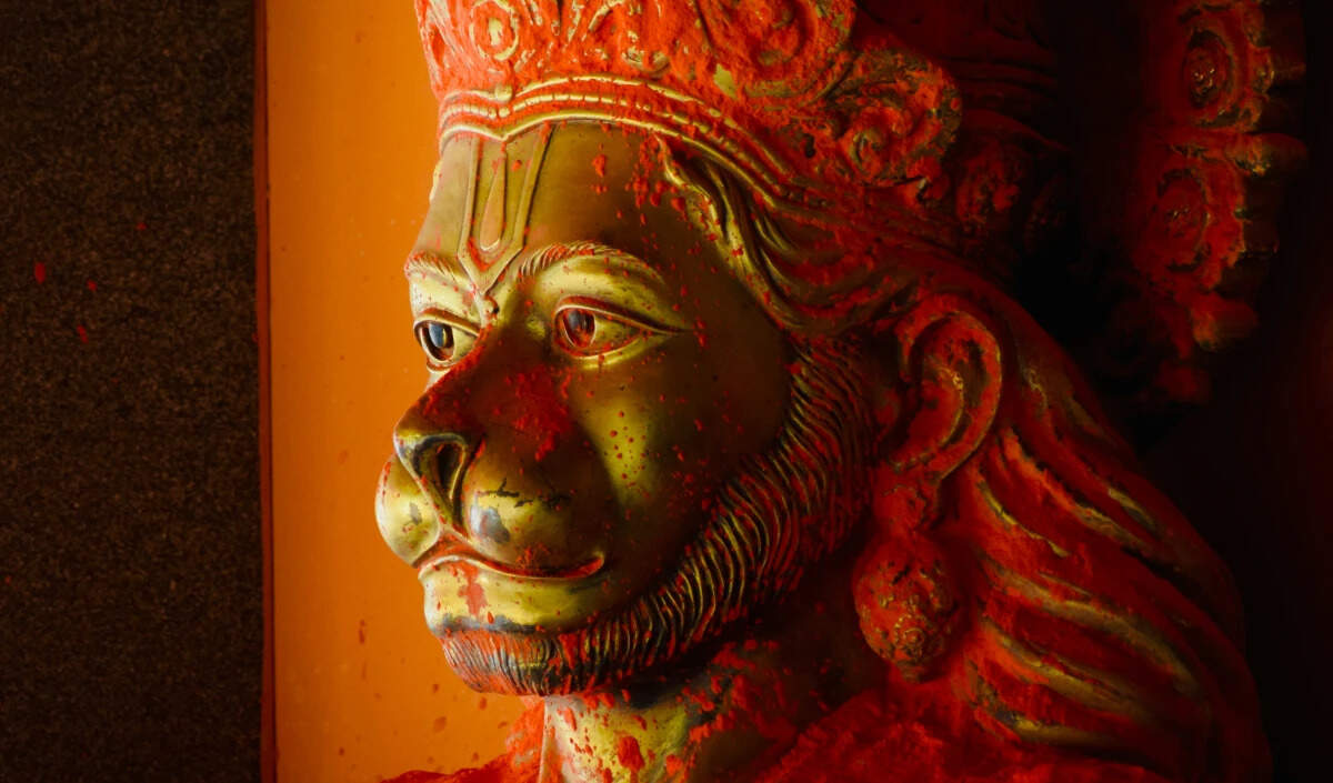 हनुमान जी की मूर्ति रखने के सही दिशा और सावधानियाँ