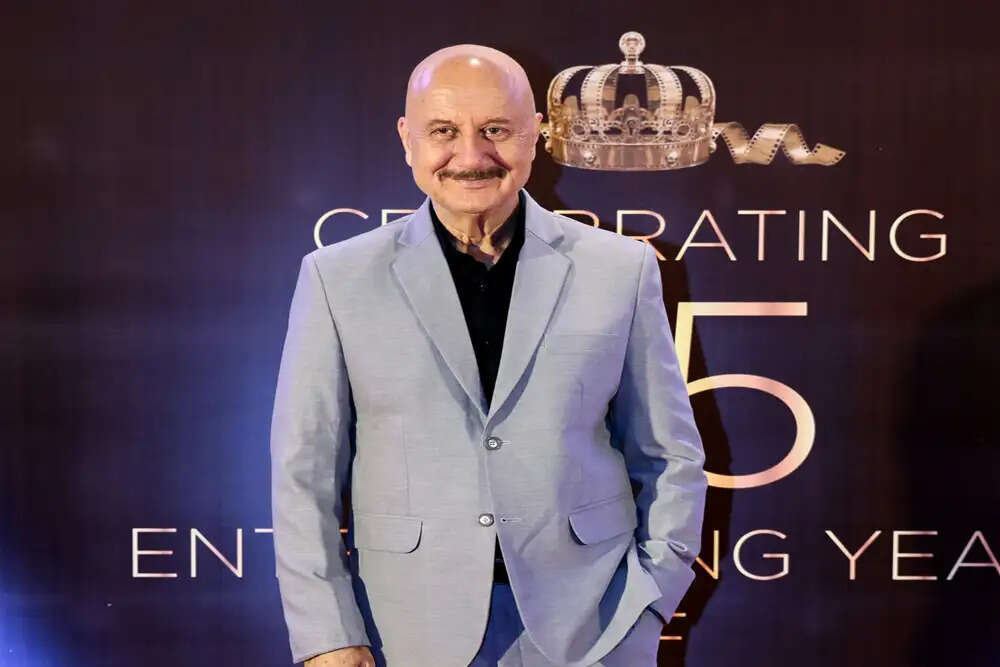 अनुपम खेर का आध्यात्मिक अनुभव: स्वामी अवधेशानंद जी से मुलाकात