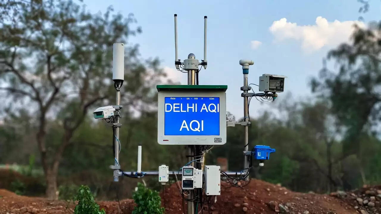 दिल्ली में प्रदूषण की गंभीर स्थिति: हवा की गुणवत्ता में सुधार लेकिन खतरा बरकरार