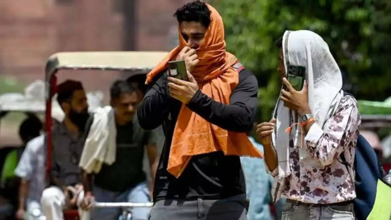 दिल्ली में गर्मी का कहर: IMD ने जारी किया रेड अलर्ट, राहत की उम्मीद