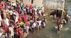 पुष्कर में कार्तिक पूर्णिमा पर श्रद्धालुओं का पवित्र स्नान