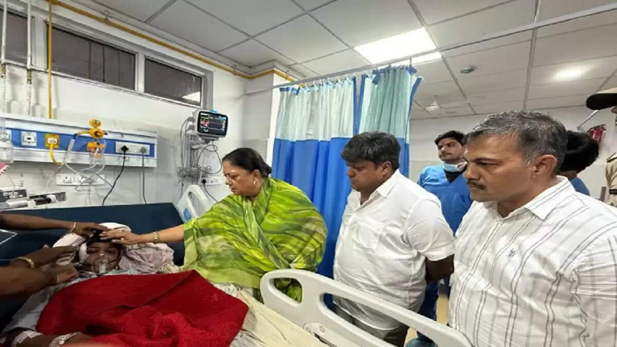 राजस्थान में स्कूल हादसे पर वसुंधरा राजे का भावुक दौरा