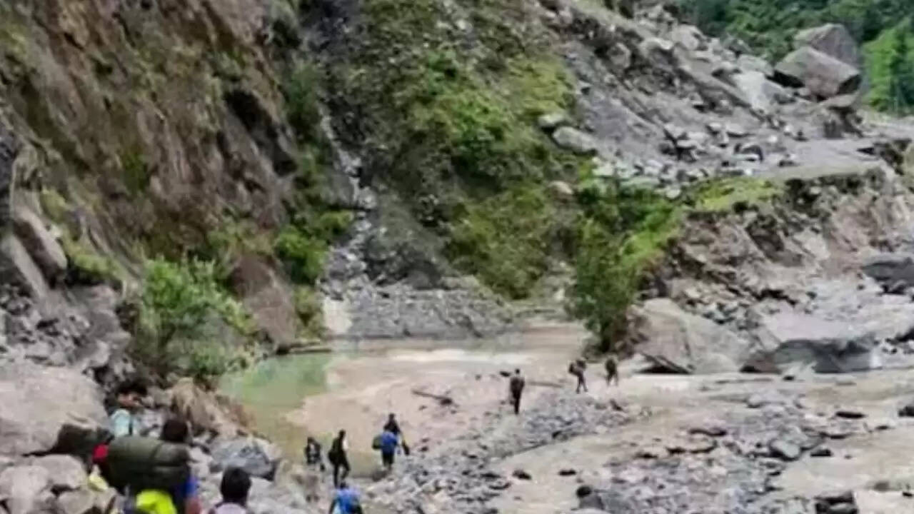 उत्तरकाशी में बाढ़ ने भागीरथी नदी का स्वरूप बदल दिया: ISRO की सैटेलाइट तस्वीरें