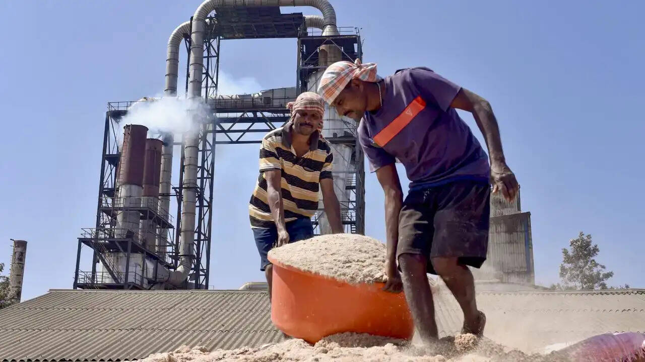 पश्चिम बंगाल चुनाव के लिए लौट रहे प्रवासी मजदूर