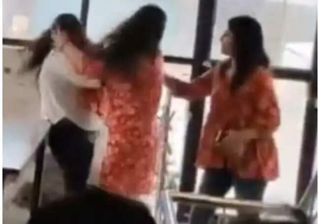 गलगोटिया यूनिवर्सिटी में लड़कियों के बीच झगड़ा, वीडियो हुआ वायरल