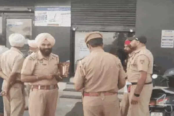 कपूरथला में एचडीएफसी बैंक में 40 लाख की डकैती, बदमाशों ने पिस्टल से धमकाया