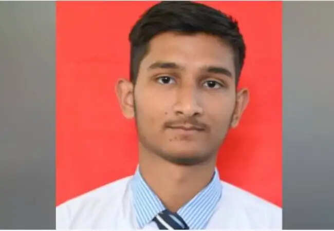 CISCE बोर्ड परिणाम 2026: लखनऊ के प्रखर सिंह ने 99.25% अंक के साथ किया टॉप