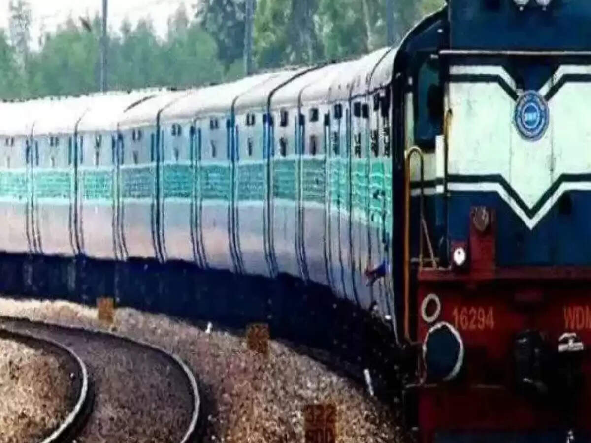 भारतीय रेलवे में टिकट किराए में संभावित वृद्धि, यात्रियों पर पड़ेगा असर
