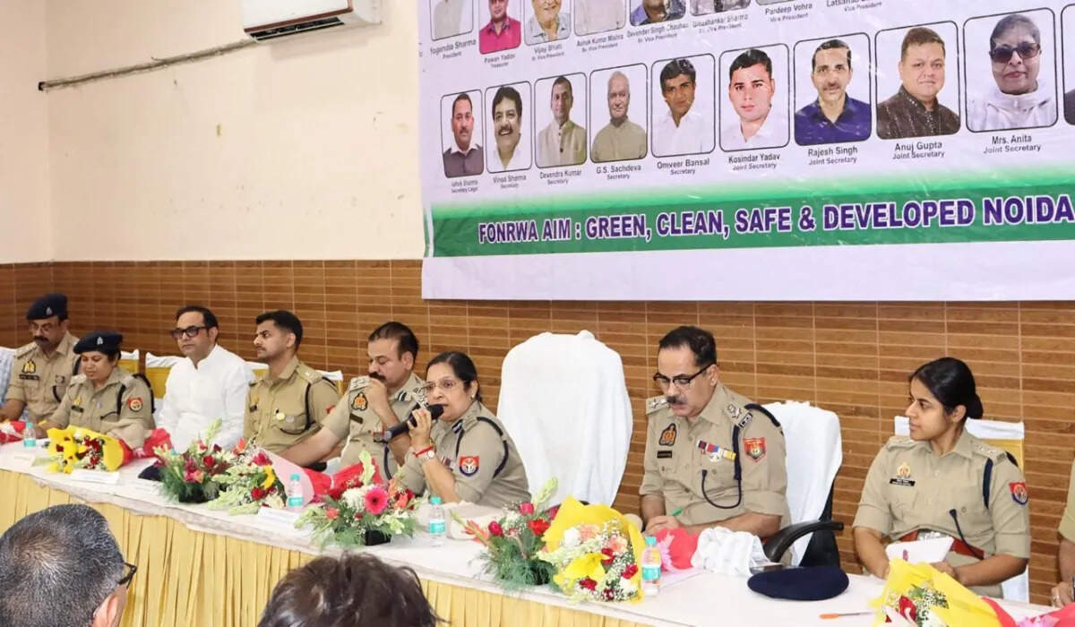 नोएडा पुलिस कमिश्नर ने आरडब्ल्यूए बैठक में कड़े कदम उठाए