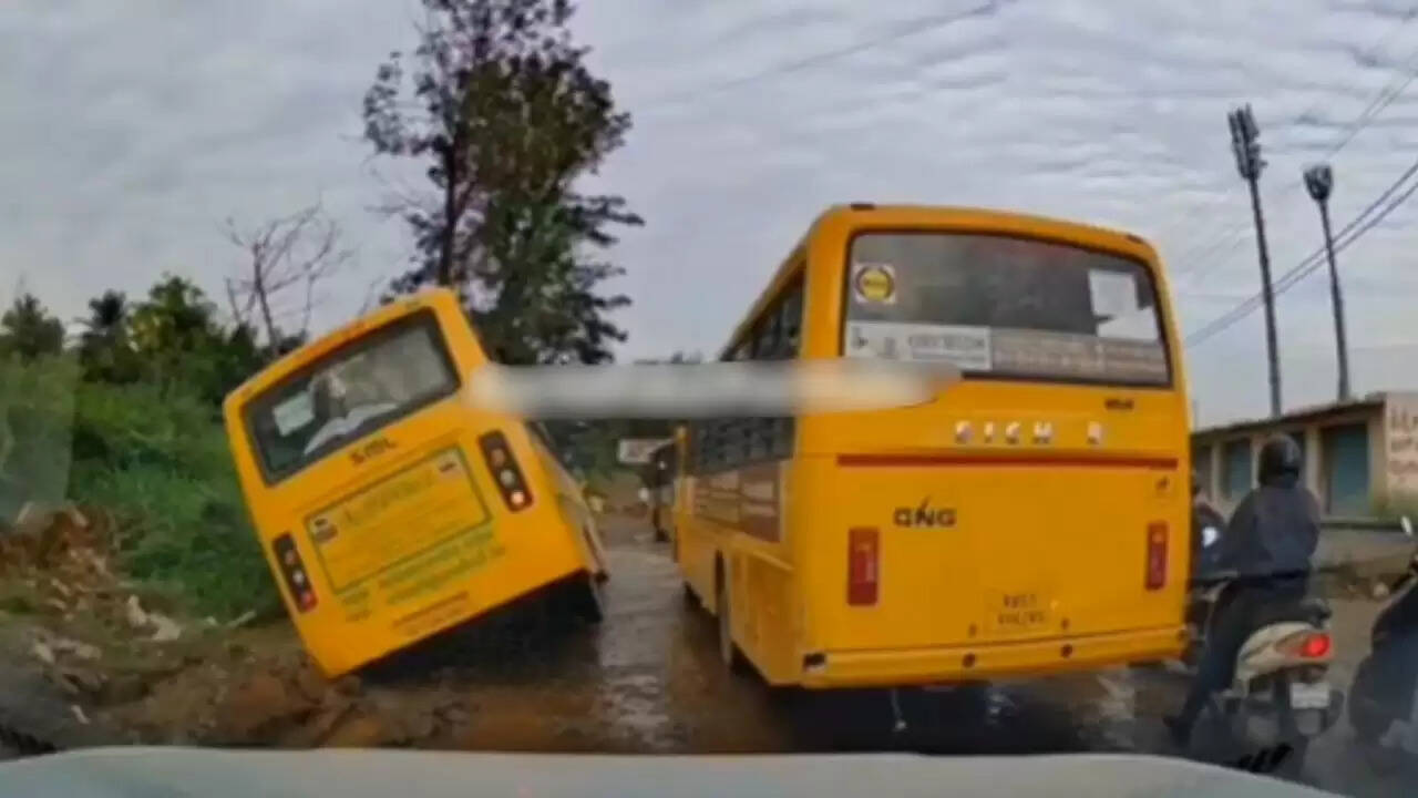 बेंगलुरु में गड्ढों के कारण स्कूल बस पलटी, बच्चों की जान बची