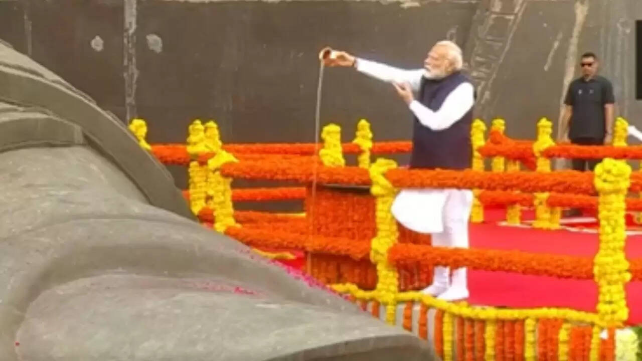 सरदार वल्लभभाई पटेल की 150वीं जयंती पर पीएम मोदी ने दी श्रद्धांजलि