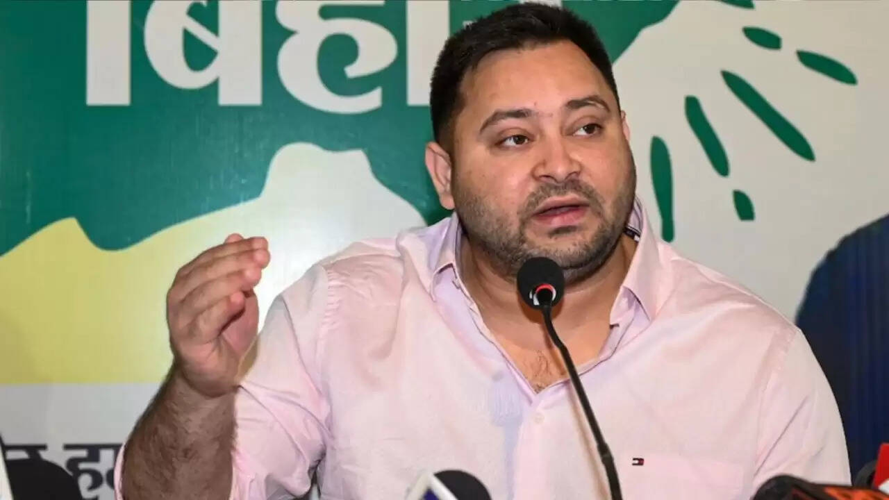 तेजस्वी यादव पर दो वोटर आईडी का आरोप: क्या है सच्चाई?