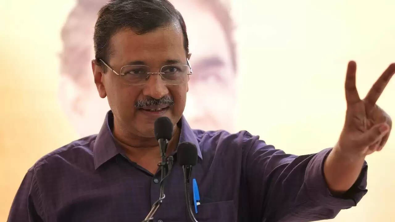 दिल्ली के शिक्षकों को आवारा कुत्तों की निगरानी का आदेश, केजरीवाल ने उठाए सवाल