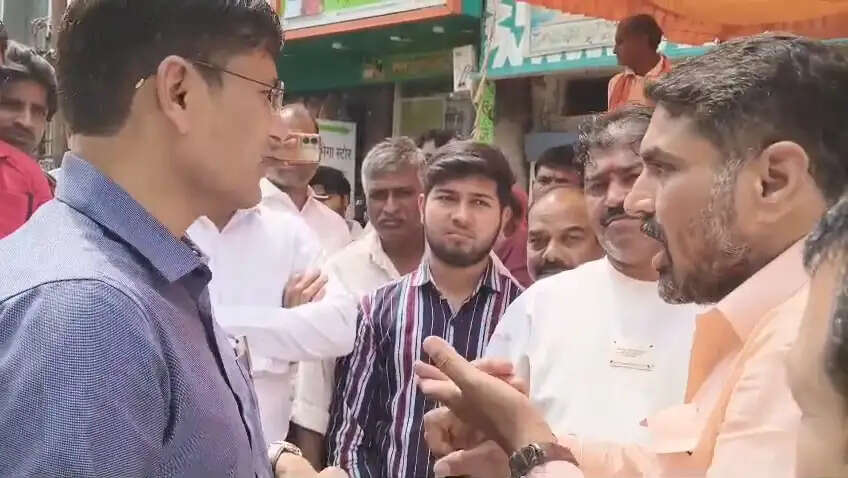 नौतनवा में गैस एजेंसी के खिलाफ प्रदर्शन, भाजपा नेताओं ने किया अनशन