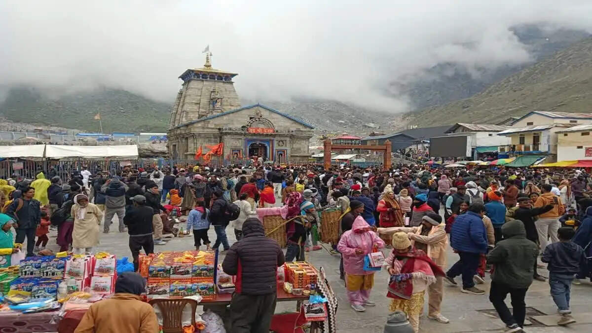 उत्तराखंड में केदारनाथ यात्रा पर मूसलाधार बारिश का असर, प्रशासन ने जारी किए निर्देश