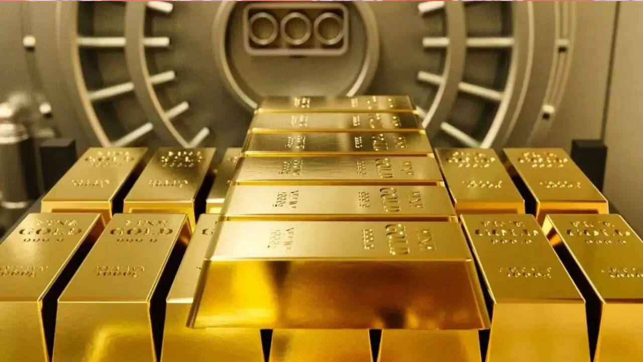 सोने की कीमतों में गिरावट: निवेशकों के लिए क्या है सही समय?