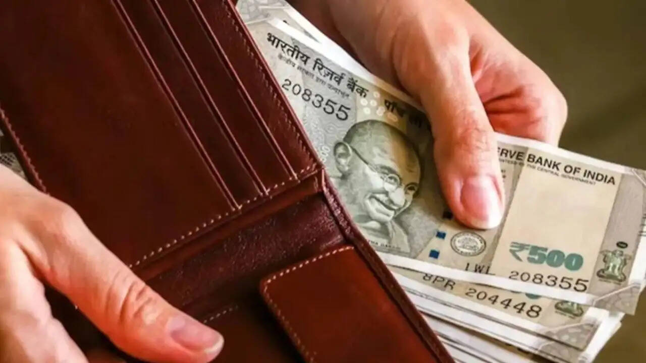 अंक ज्योतिष: धन आकर्षित करने के लिए वॉलेट में क्या रखें?