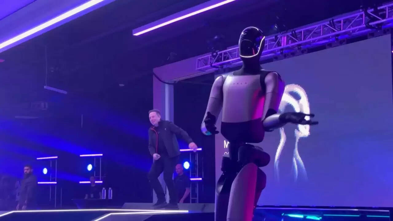 एलन मस्क का 1 ट्रिलियन डॉलर का पे पैकेज: डांस करते हुए वायरल हुए वीडियो