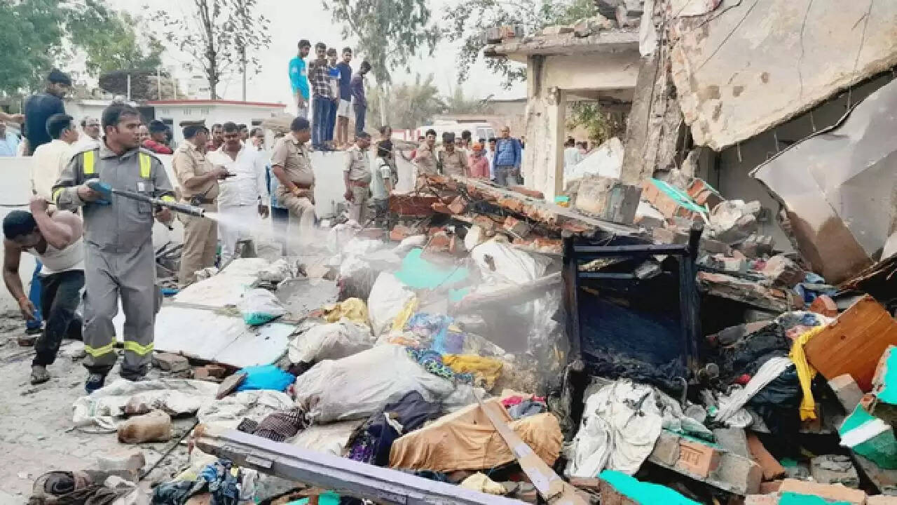 अयोध्या में पटाखों के धमाके से मचा हड़कंप, जान-माल का भारी नुकसान