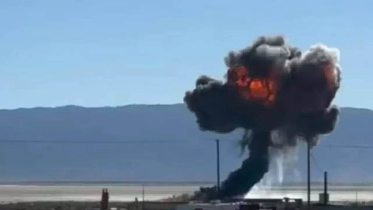 कैलिफोर्निया में एफ-16 फाइटर जेट की दुर्घटना, पायलट सुरक्षित