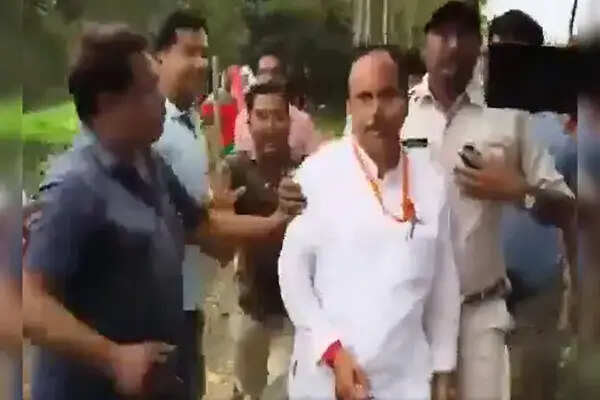 पश्चिम बंगाल में बीजेपी उम्मीदवार पर भीड़ का हमला, पुलिस की मौजूदगी में हुई मारपीट