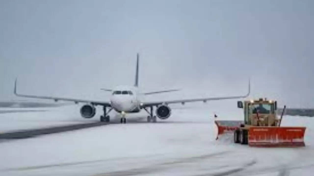 अमेरिका में शीत तूफान से हवाई यात्रा पर भारी असर, हजारों उड़ानें रद्द