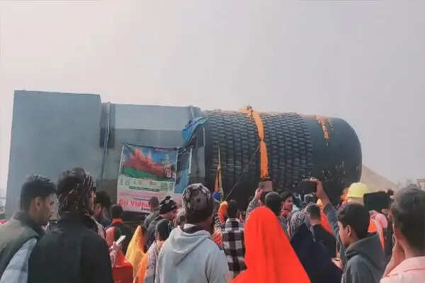 विराट रामायण मंदिर में आज होगा विशाल शिवलिंग की स्थापना