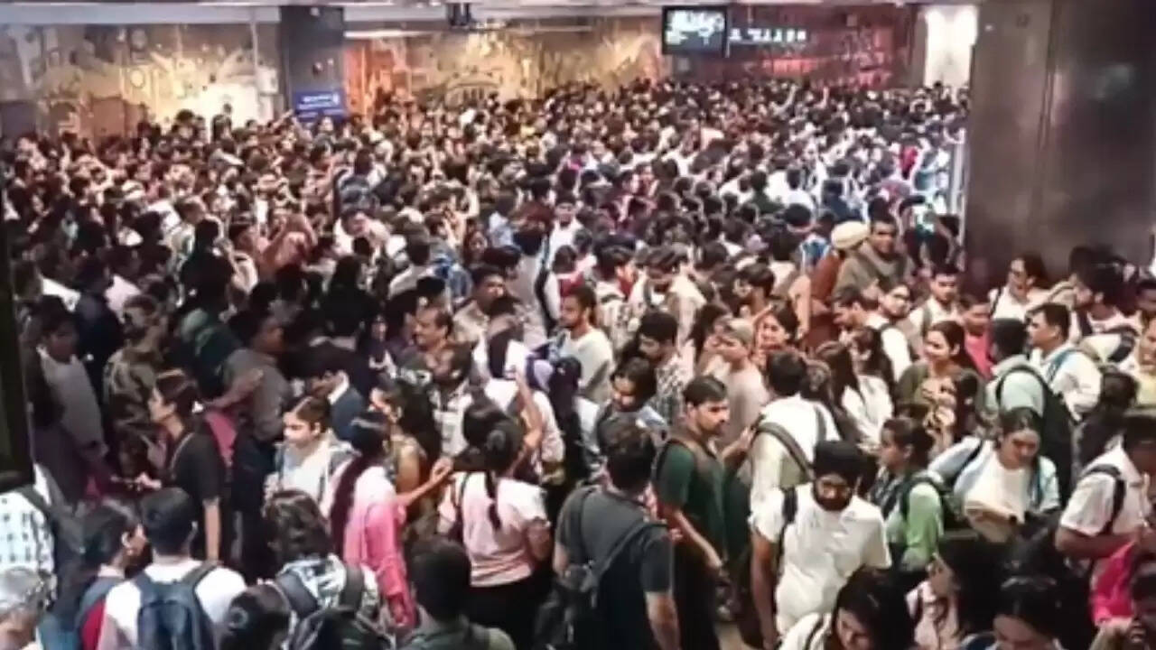 दिल्ली मेट्रो के हौज खास स्टेशन पर भीड़ का संकट