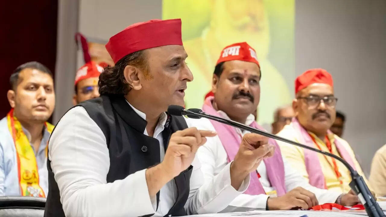 अखिलेश यादव ने मोदी के आरएसएस समर्थन पर किया तीखा हमला