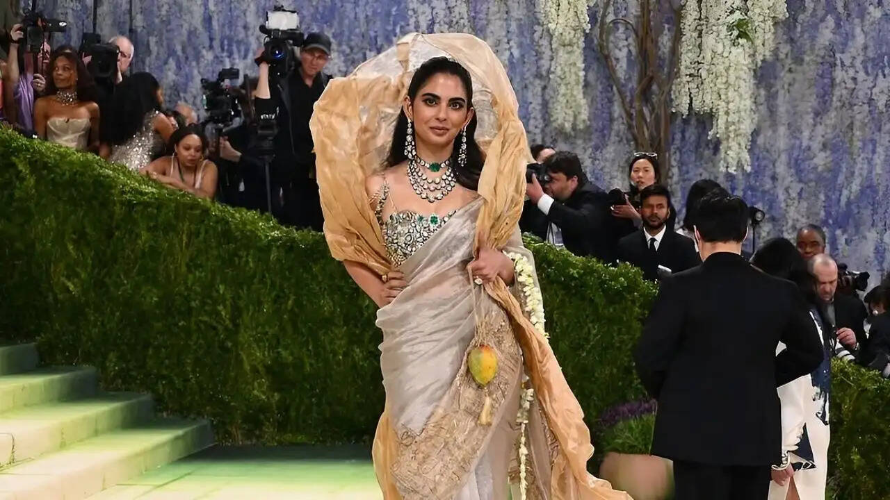 ईशा अंबानी का Met Gala लुक: सोने के धागों और हीरों से सजी साड़ी ने जीता दिल