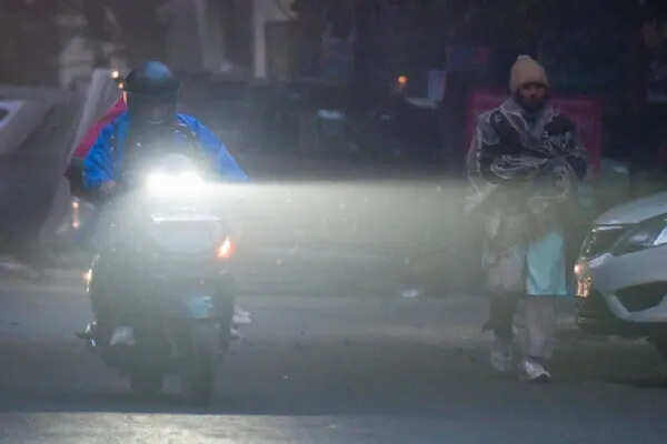 दिल्ली में प्रदूषण और ठंड का बढ़ता संकट, एक्यूआई 400 के पार