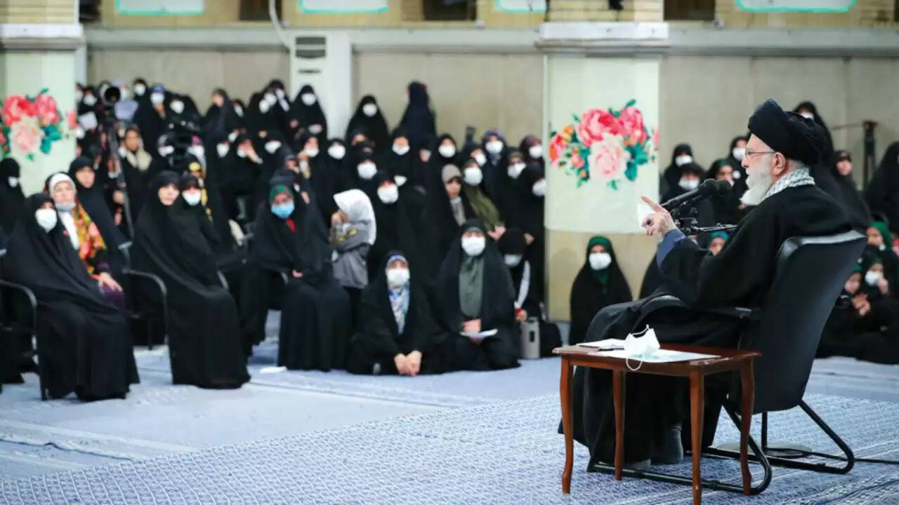 ईरान के नेता खामेनेई का हिजाब पर जोर: पश्चिमी संस्कृति पर गंभीर आरोप